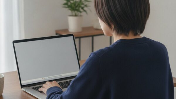 有機ELノートパソコンの画面下部にタスクバーの焼き付きのような帯が見えて困っている女性
